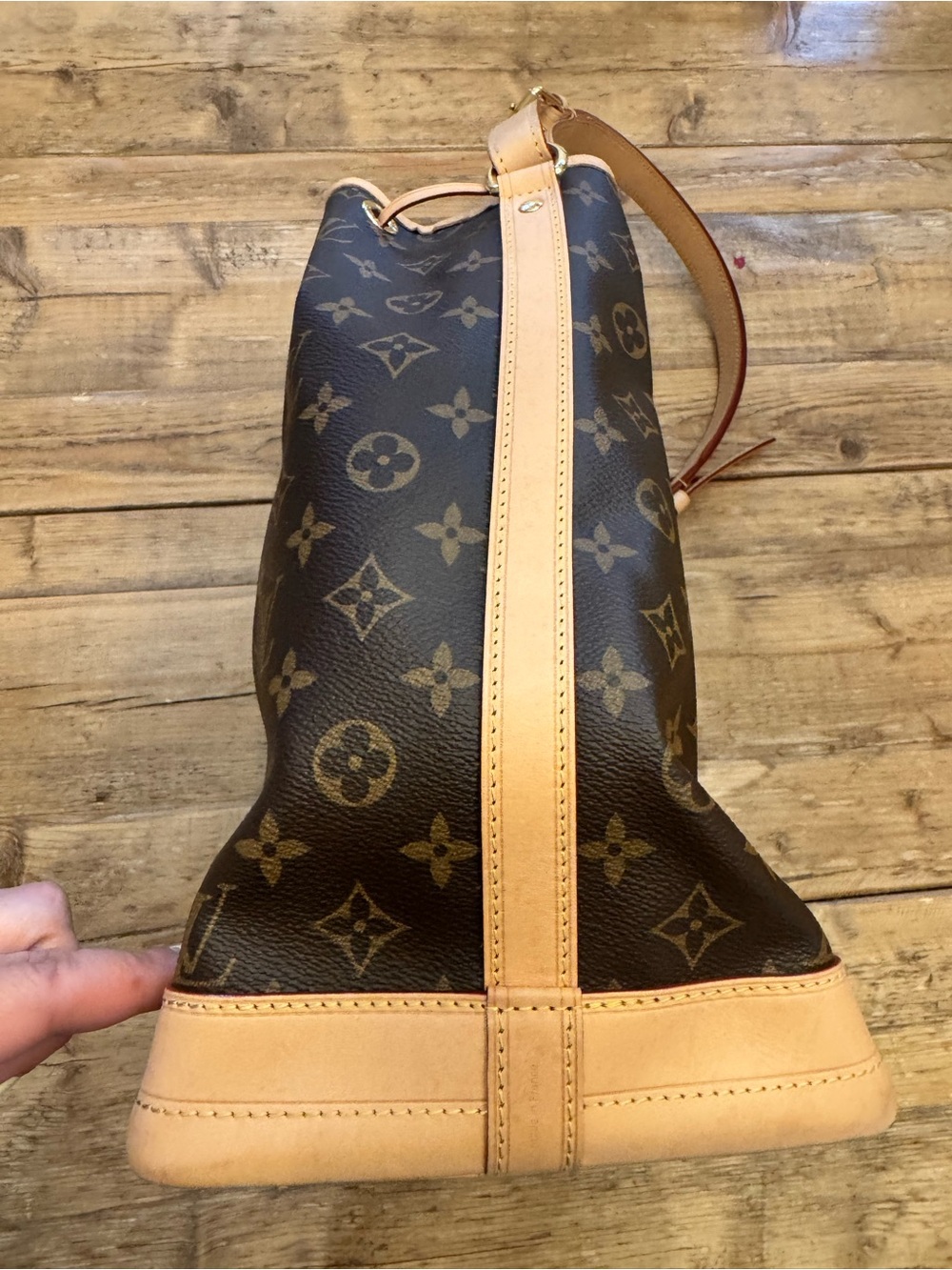 Louis Vuitton | LV Monogram Noé Drawstring Bucket Bag in Brown/Tan - Picture 8 of 16